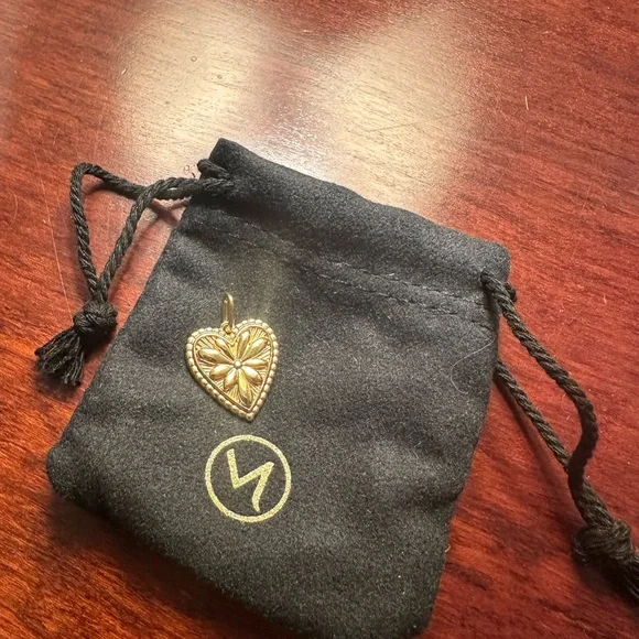 Mejuri Gold Heart Pendant - Picture 4 of 9